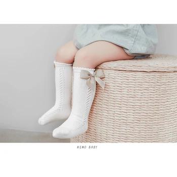 Новые летние Носки для маленьких девочек с милыми большими бантами, Мягкие хлопчатобумажные эластичные однотонные Сетчатые носки для новорожденных, гольфы до колена, Длинные носки для маленьких девочек